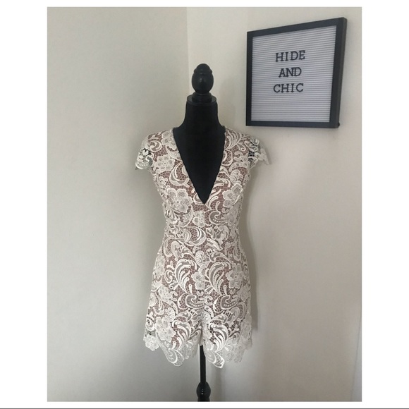 DRESS THE POPULATION V-NECK ROMPER - Picture 2 of 8